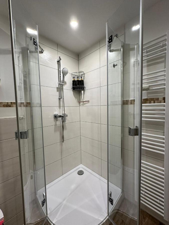 Modern Neuburg D - - 2 Zimmer, Parkplatz, Balkon, Wi-fi, 2 Tv, Dusche, Kueche *
